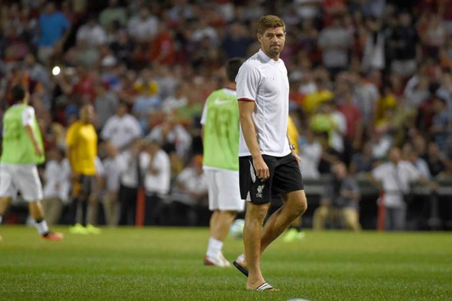 Stevan Gerrard passeggia in ciabatte sull&#39;erba del Fenway Park. Il capitano del Liverpool ha appena lasciato la Nazionale inglese dopo 114 presenze e 15 gol. Afp